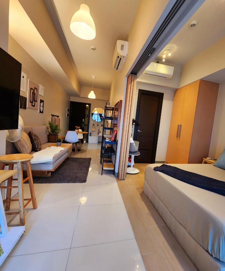 Spacious 7U Homey Unit Steps Away From Uptown Mall And Mitsukoshi Mall Free Parking With Washer Manila Exterior photo
